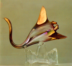 "Flying Manta" Borosilicate Crystal With Fused 24kt Gold Overlay. Approximate Size: 6"